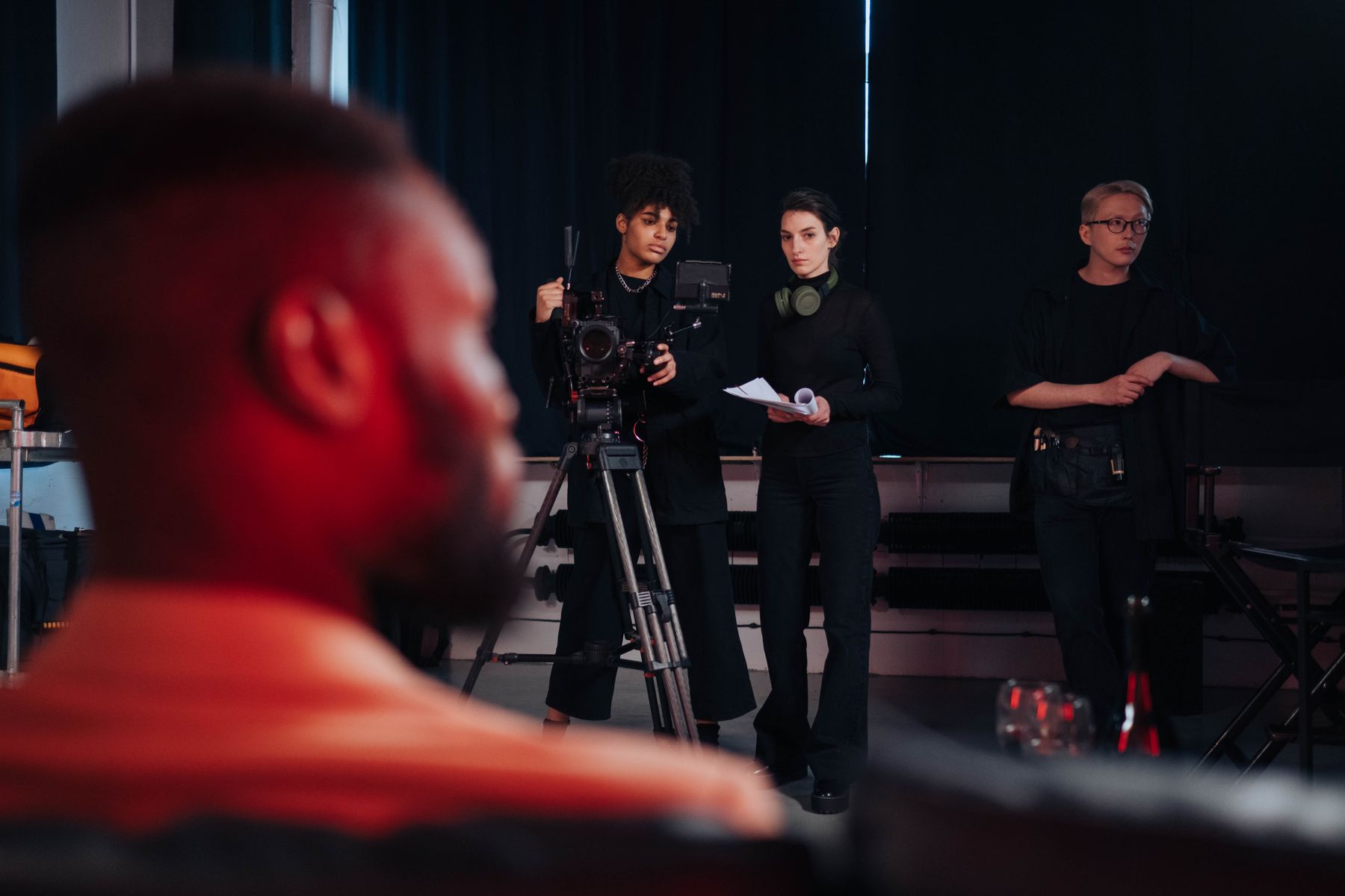 Équipe de tournage autour d’une caméra cinéma